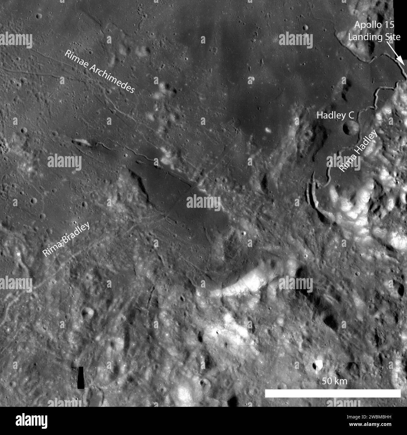 Rima Bradley è una rima lunare sulla Luna, fotografata dal Lunar Reconnaissance Orbiter (LRO), che mostra uno stretto canale formato da processi vulcanici o tettonici. Foto Stock