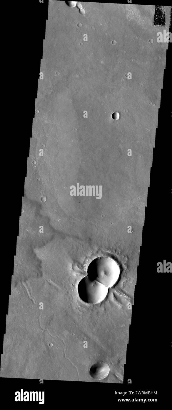 Un doppio cratere su Marte è stato creato da due impatti meteoritici simultanei. Le onde d'urto causate dagli impatti formavano un bordo centrale dritto ed espellono le ali sull'esterno del cratere. L'immagine è stata catturata dalla sonda Mars Odyssey della NASA. Foto Stock