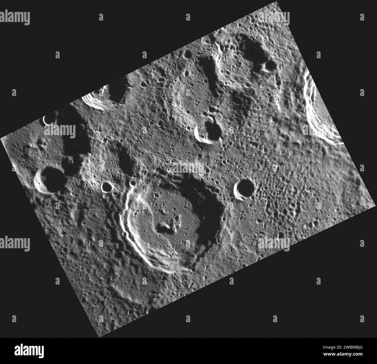 Questa immagine della navicella spaziale MESSENGER della NASA mostra il cratere Camoes nella regione del polare sud di mercurio. Il bordo distinto del cratere e l'interno ombreggiato forniscono dati sulla composizione superficiale di mercurio e sui modelli di illuminazione vicino ai poli. Foto Stock