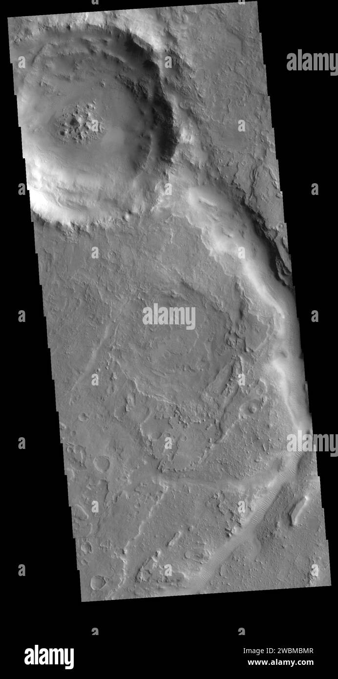 Il canale nell'immagine VIS di oggi si chiama Auqakuh Vallis. I grandi canali su Marte prendono il nome dalla parola marte/stella in diverse lingue sulla Terra, i piccoli canali prendono il nome dai fiumi sulla Terra. Auqakuh è la parola marte in Quechua (Inca). Numero orbita 79261 latitudine 29,0373 longitudine 60,3106 Instrument VIS catturato 2019-10-27 16 12 Foto Stock