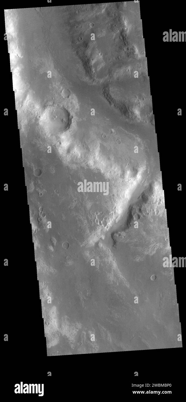 L'immagine VIS mostra una sezione di Uzboi Vallis, un sistema di valli su Marte a nord di Argyre Planitia, che scorre verso nord nel cratere Holden. La valle fa parte di una più ampia rete di canali modellati dall'attività acquatica passata. L'immagine è stata catturata dallo strumento VIS su Mars Odyssey. Foto Stock