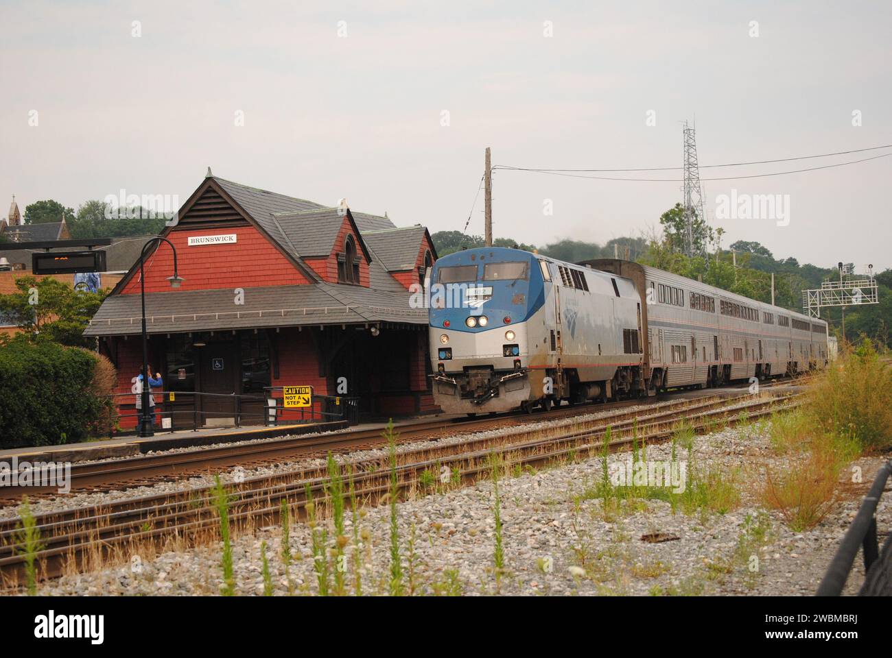 Una foto della Amtrak Capitol Limited che passa attraverso la stazione di Brunswick, Maryland, diretta da DC a Chicago. Foto Stock