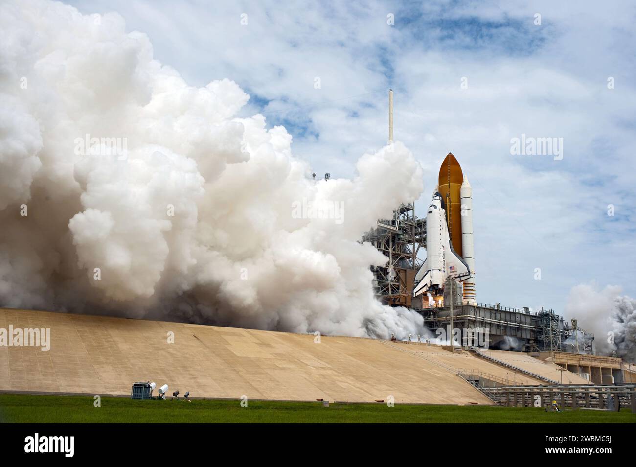L'Atlantis è decollato dal Launch Pad 39A l'8 luglio 2011, trasportando gli astronauti della STS-135 Chris Ferguson, Doug Hurley, Sandy Magnus e Rex Walheim. La missione ha consegnato il modulo logistico Raffaello e l'esperimento Robotic Refueling Mission all'ISS, restituendo un modulo pompa ammoniaca guasto per l'analisi. Foto Stock