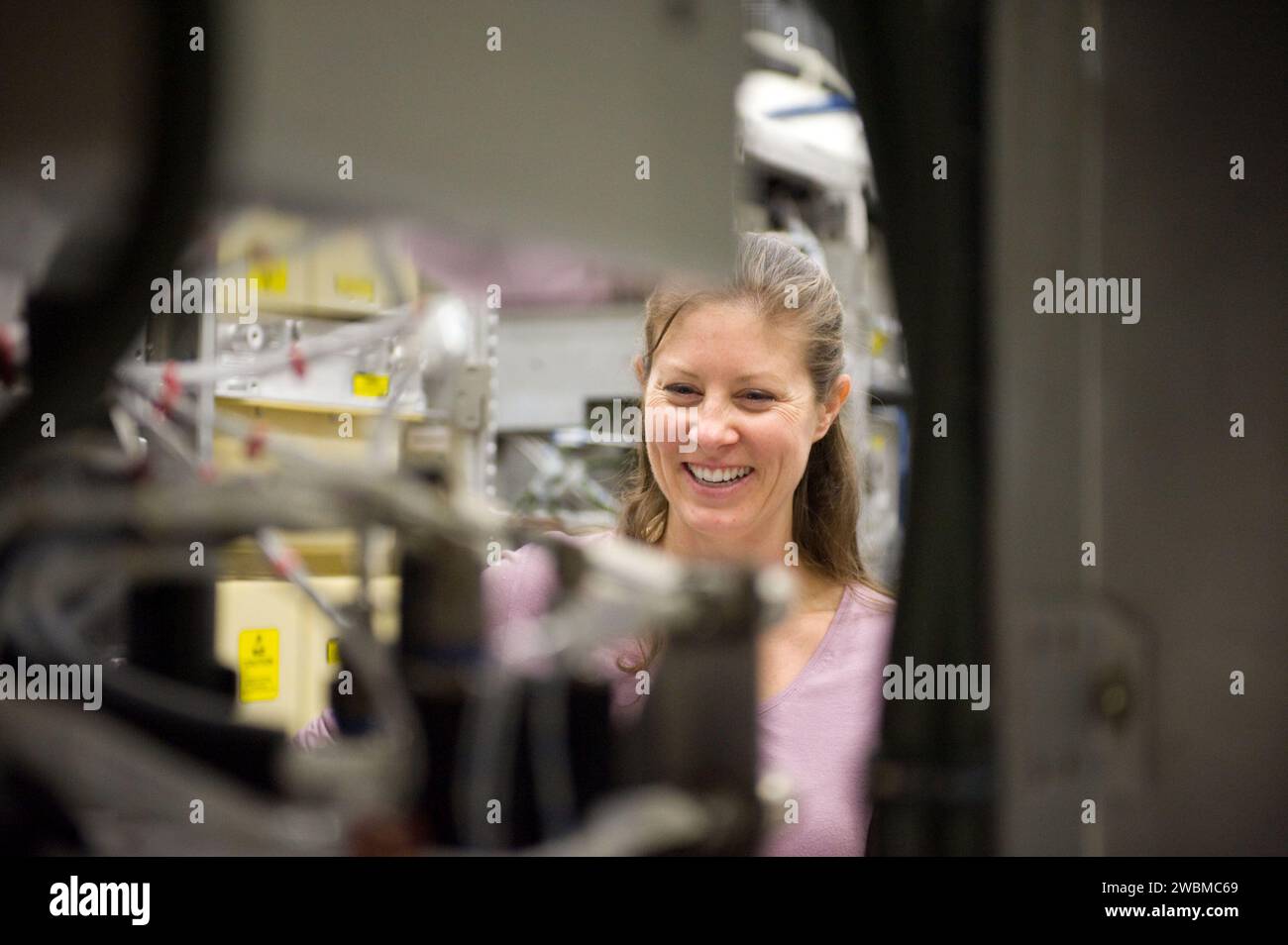L'astronauta Expedition 23 Tracy Caldwell è sottoposto a un addestramento sul sistema di supporto vitale e controllo ambientale rigenerativo con l'istruttore Cindy Koester nell'ISS Mockup Building 9NW. Foto Stock