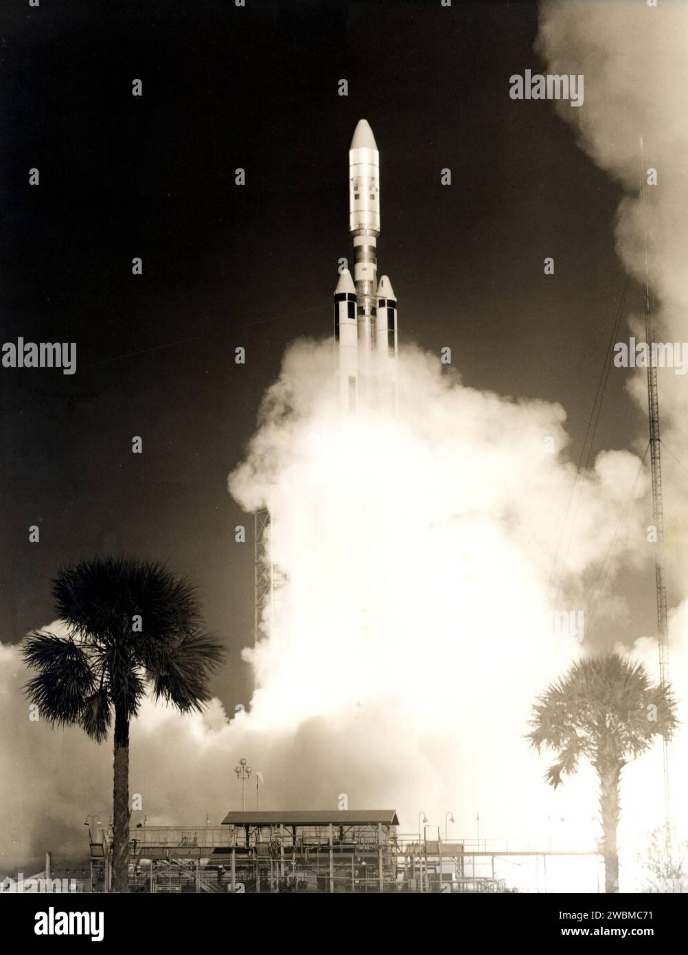Il primo razzo Titan-Centaur decollò dal complesso 41 alla Cape Kennedy Air Force Station per un volo di prova. Lo stadio Centaur non si è incendiato ed è stato distrutto. Il razzo da 160 piedi combina Titan III con lo stadio Centaur e trasportava un simulatore di veicoli spaziali Viking e un satellite SPHYNX. Il lancio preparò le missioni su Marte e le operazioni di carico pesante. Foto Stock