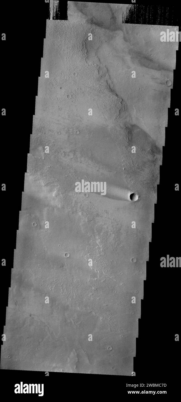La navicella Mars Odyssey del 2001 della NASA ha catturato un'immagine di una striscia di vento sui flussi vulcanici del Daedalia Planum su Marte. Foto Stock
