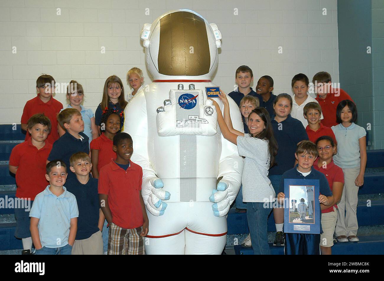 Gli studenti della South Hancock Elementary di Bay St. Louis, Mississippi, si riuniscono intorno a Orbie the Astronaut, la mascotte dello Stennis Space Center. Una classe di terza elementare vinse un concorso per nominare l'astronauta gonfiabile, con la partecipazione di circa 20 scuole in Louisiana e Mississippi. Foto Stock