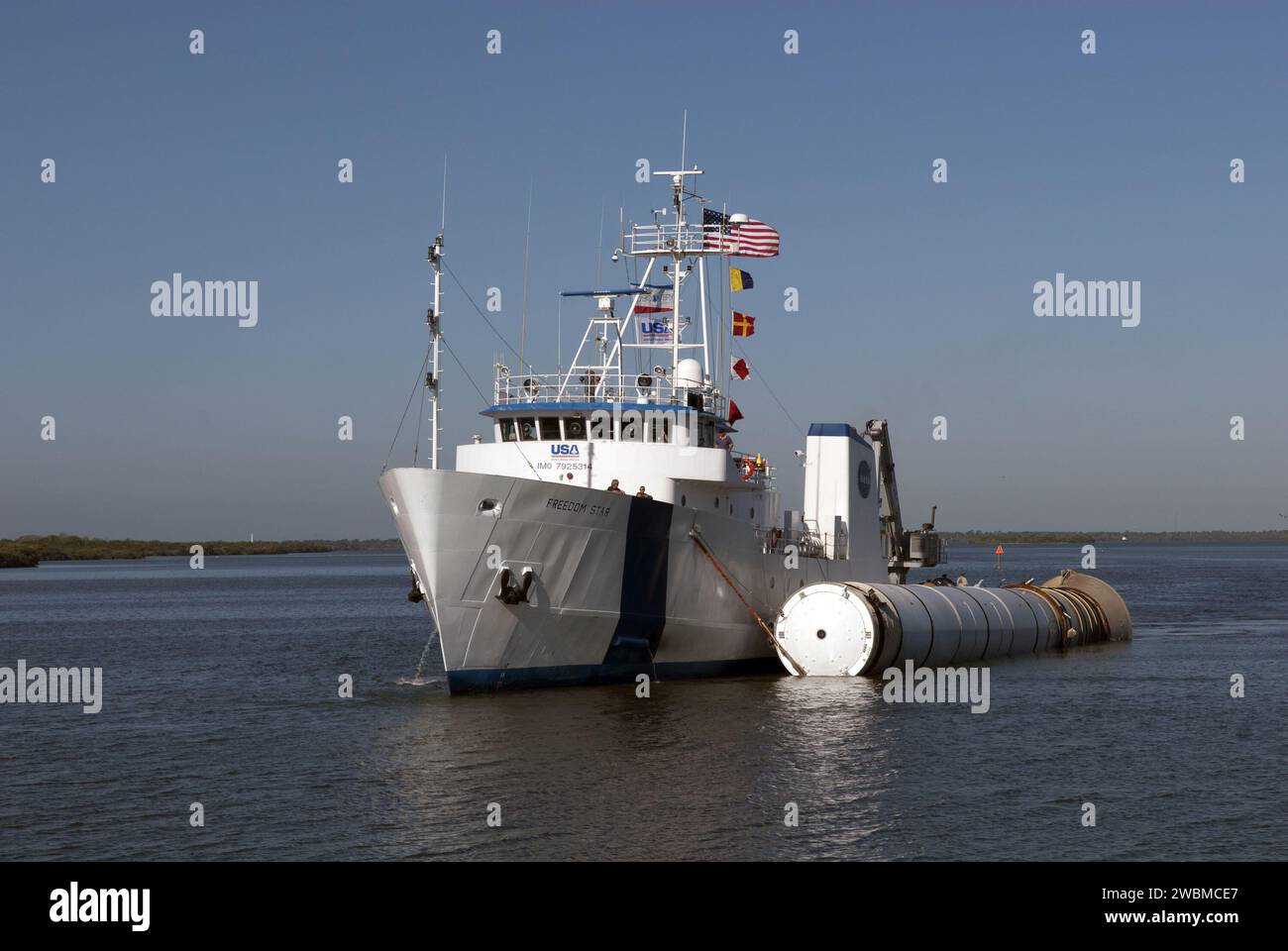 La Solid Rocket Booster Retrieval Ship Freedom Star lancia un booster utilizzato nel lancio STS-133 della Discovery verso Hangar AF presso Cape Canaveral Air Force Station, Florida, per il recupero e l'elaborazione post-spruzzo. Foto Stock
