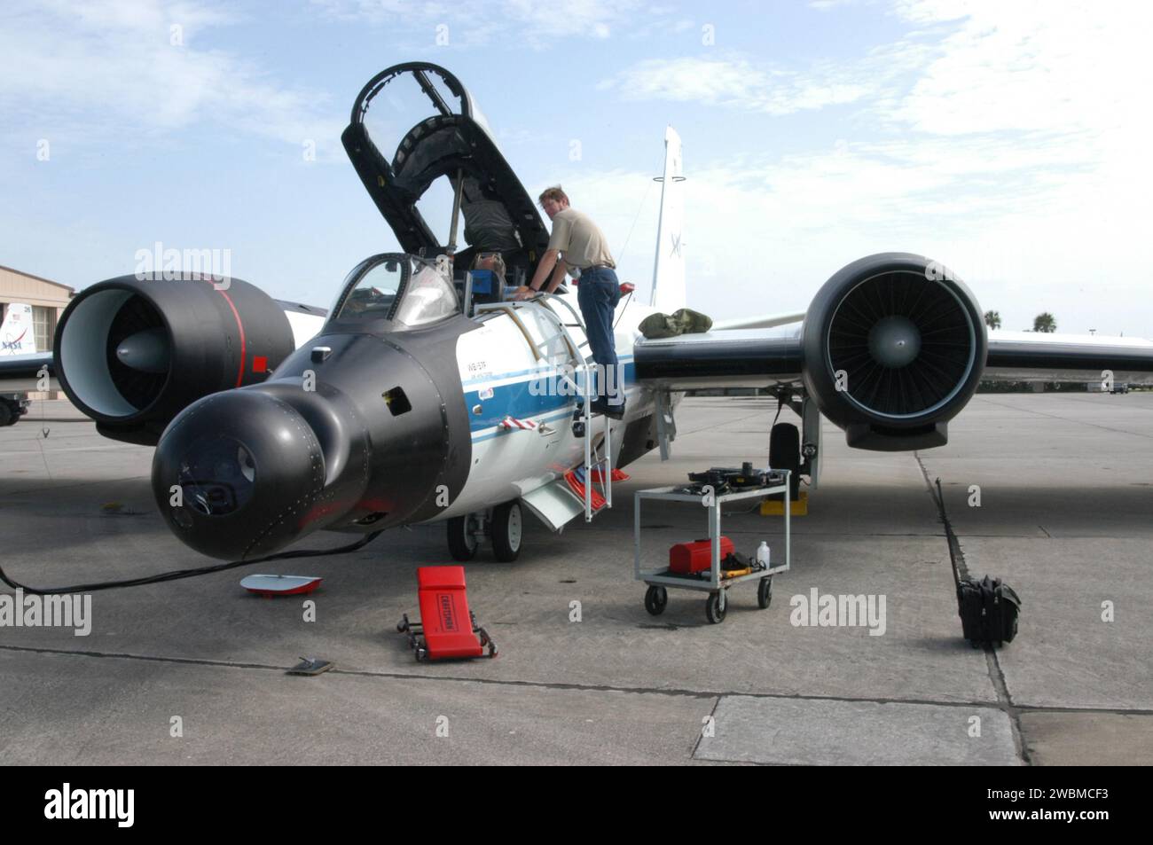 KENNEDY SPACE CENTER, FLA. - Alla Patrick Air Force base di Cocoa Beach, Flavia, i lavoratori preparano l'aereo WB-57F che scatterà foto dello Space Shuttle Discovery durante il suo lancio sulla missione di ritorno al volo STS-114. La NASA ha approvato lo sviluppo e l'implementazione del sistema di imaging basato sugli aerei, noto come WB-57 Ascent Video Experiment (WAVE). L'ONDA fornisce sia immagini di salita che di ingresso e consente una migliore osservazione dello Shuttle nei giorni di copertura nuvolosa più pesante e nelle aree oscurate dalle telecamere a terra dal pennacchio di scarico del lancio. WAVE comprende un sistema a torretta sferica da 32 pollici montato Foto Stock