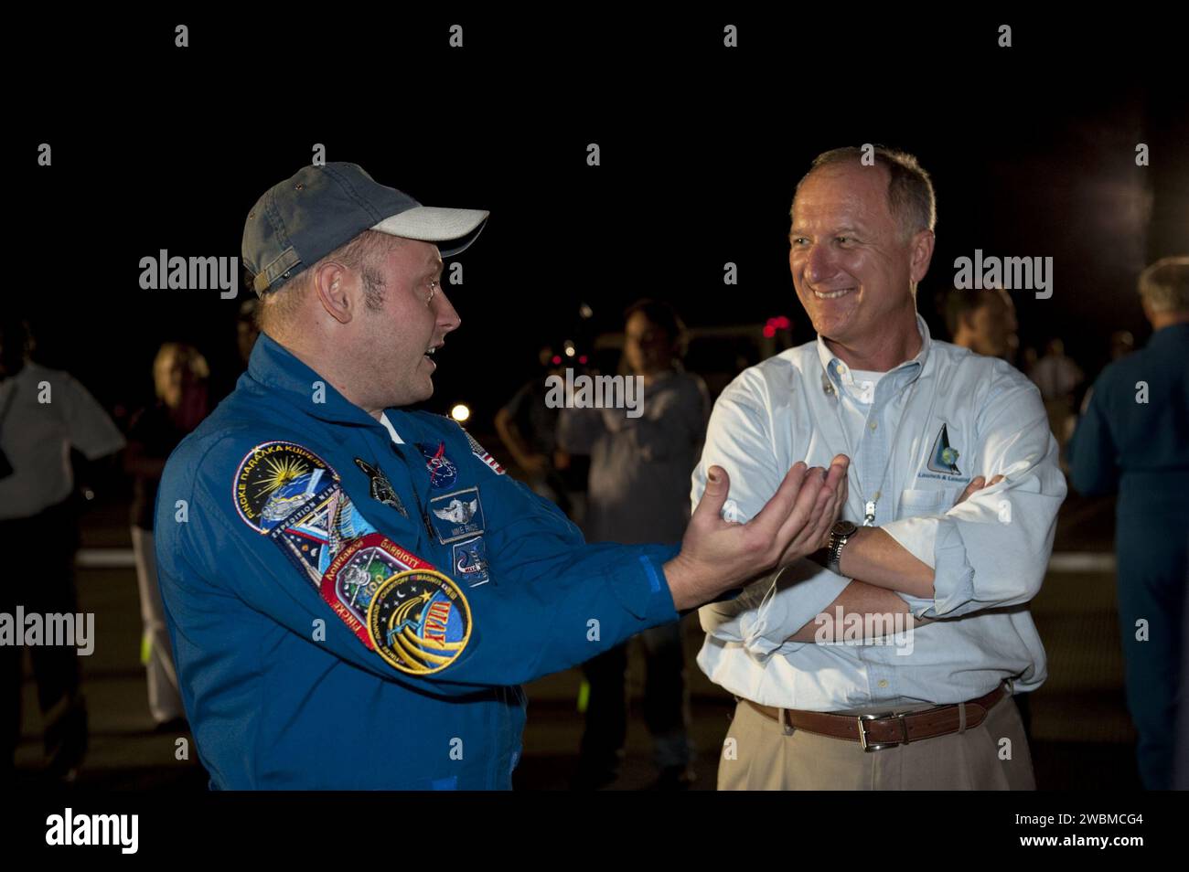 CAPE CANAVERAL, Ban. -- gli Specialisti missione STS-134 Mike Fincke, a sinistra, chiacchiera con l'assistente direttore del lancio STS-134 Pete Nickolenko dopo il successo del ritorno dello Space Shuttle Endeavour al Kennedy Space Center della NASA in Florida. L'ultimo ritorno dall'Endeavour ha completato la missione STS-134 di 16 giorni, 6,5 milioni di miglia. Il touchdown della marcia principale sulla pista 15 dello Shuttle Landing Facility fu alle 2:34:51 del mattino EDT, seguito da un touchdown della marcia nasale alle 2:35:04 del mattino, e una sosta alle 2:35:36 del mattino la STS-134 consegnò l'Alpha Magnetic Spectrometer-2 (AMS) e l'Express Logistics Carrier-3 (ELC-3) a. Foto Stock