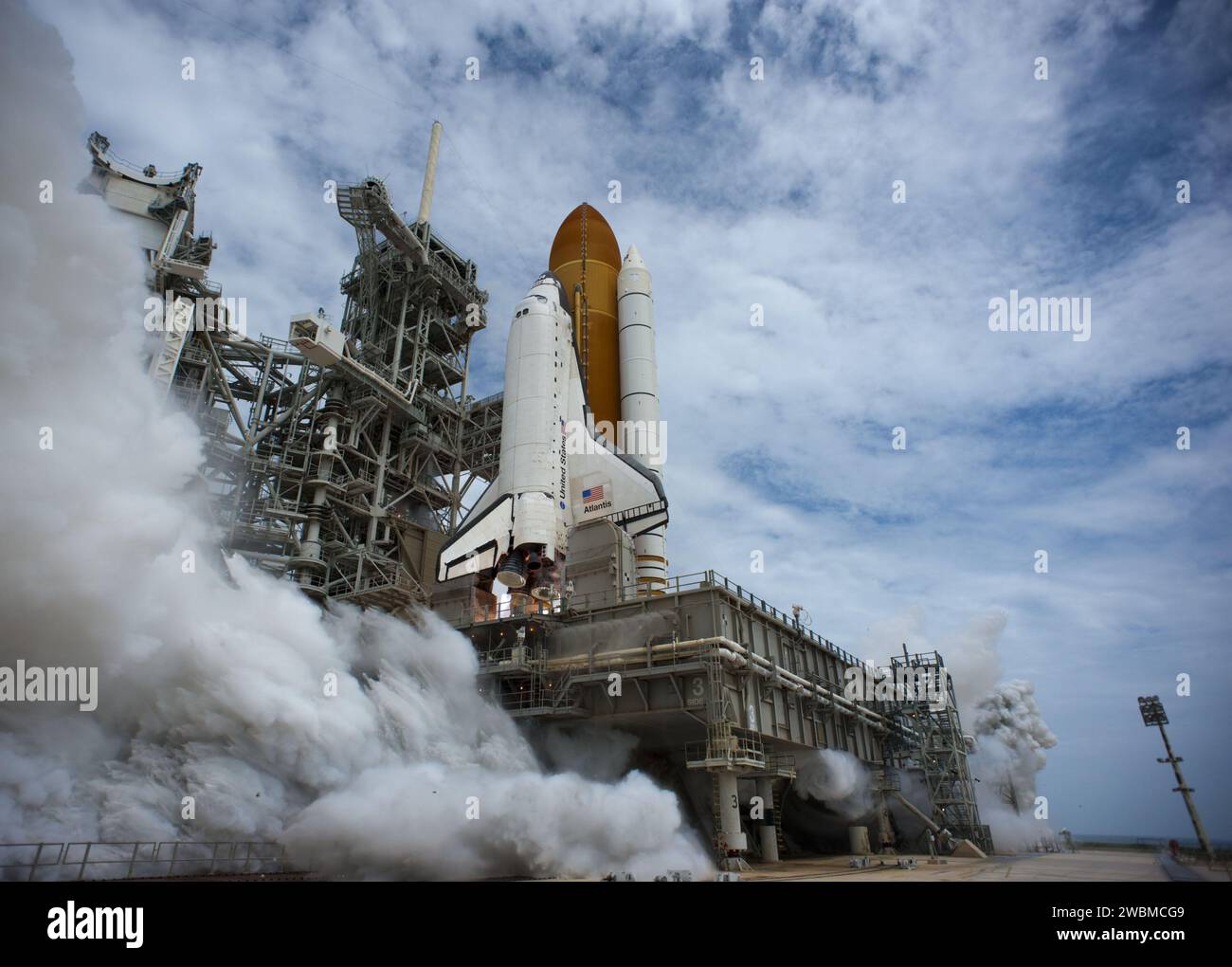 L'Atlantis è decollato dalla piattaforma di lancio 39A al Kennedy Space Center l'8 luglio 2011. Gli astronauti Chris Ferguson, Doug Hurley, Sandy Magnus e Rex Walheim condussero la STS-135 per consegnare il modulo logistico Raffaello e l'esperimento Robotic Refueling Mission alla ISS, restituendo un modulo pompa ammoniaca guasto. Foto Stock