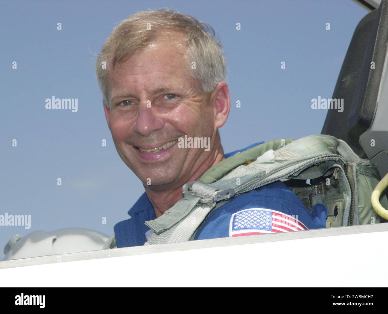 Il comandante della STS-111 Kenneth Cockrell è tornato a Houston con un jet T-38 dopo aver completato le attività dei test dimostrativi di conto alla rovescia. Expedition 5 si recherà alla ISS sulla STS-111 con rifornimenti nell'MPLM Leonardo e attrezzature tra cui il sistema di base mobile e i componenti Canadarm 2. Foto Stock