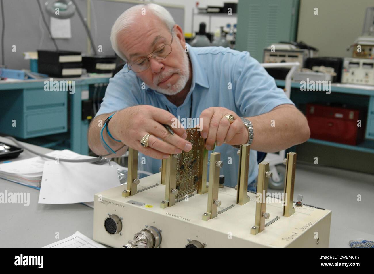 KENNEDY SPACE CENTER, FLA. Lloyd Pierce, un ingegnere di test della NASA, controlla i componenti elettronici relativi alle letture errate del sensore nel sensore di interruzione del combustibile a basso livello del serbatoio di idrogeno liquido. Il sensore non ha superato un controllo di routine prima del lancio durante il lancio del 13 luglio, causando ai responsabili delle missioni lo scrubbing del primo tentativo di lancio della Discovery. Il sensore protegge i motori principali dell'inversore innescandone l'arresto nel caso in cui il carburante si esaurisca inaspettatamente. Il sensore è uno dei quattro all'interno della sezione idrogeno liquido del serbatoio esterno (ET). Foto Stock