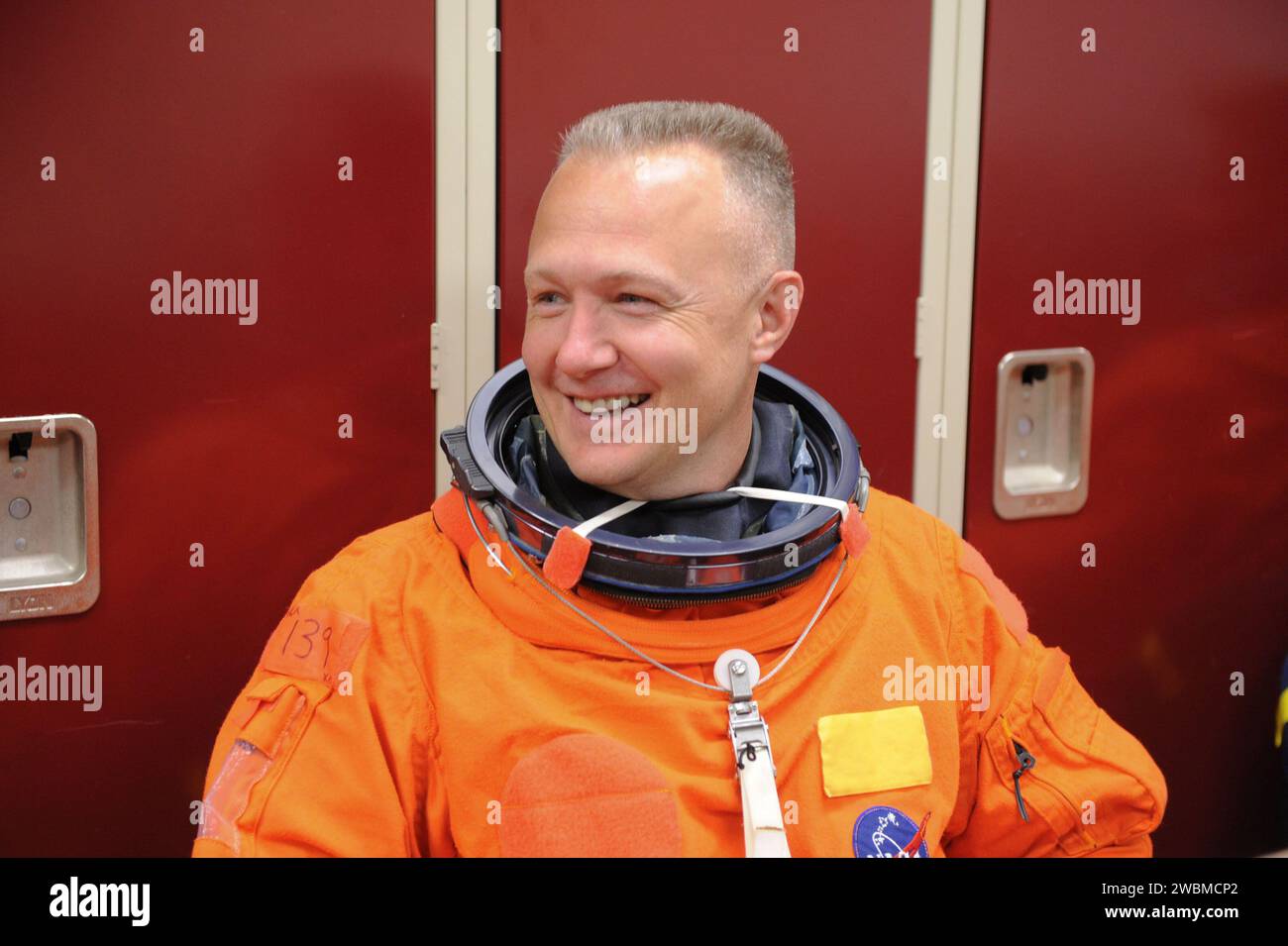 L'astronauta Doug Hurley, pilota della STS-135, indossa una tuta di lancio e di ingresso per l'addestramento di ingresso/uscita in un modello di navetta presso lo Space Vehicle Mock-Up Facility del Johnson Space Center. Foto Stock