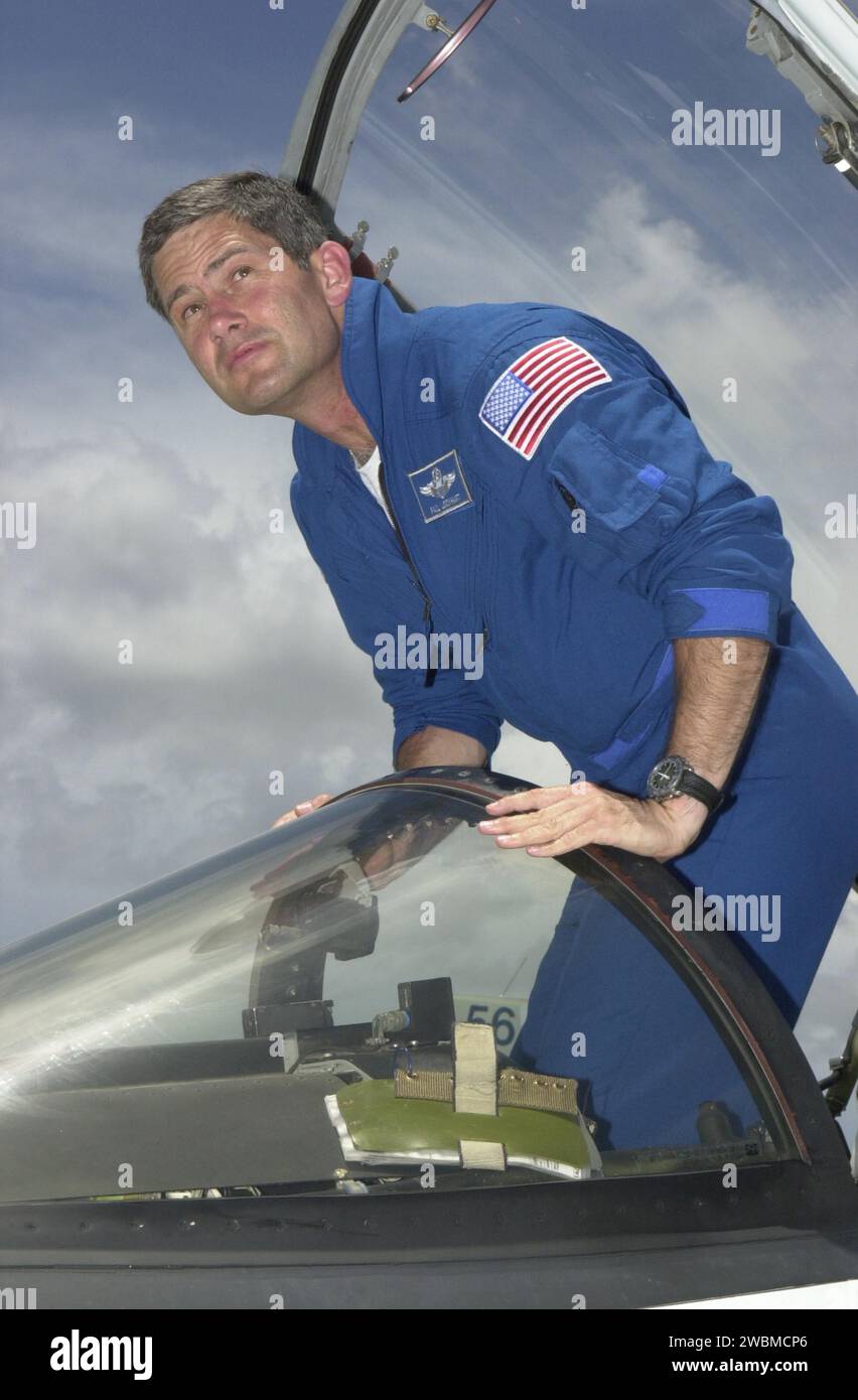 Il pilota Paul Lockhart arriva alla KSC Shuttle Landing Facility con un jet T-38 per prepararsi al volo STS-111 Utilization 2. La missione consegna all'ISS MPLM Leonardo, il sistema di base mobile e l'articolazione del polso Canadarm 2. L'equipaggio della Expedition 5 sostituirà la Expedition 4 sulla stazione. Il lancio è previsto per il 30 maggio 2002. Foto Stock