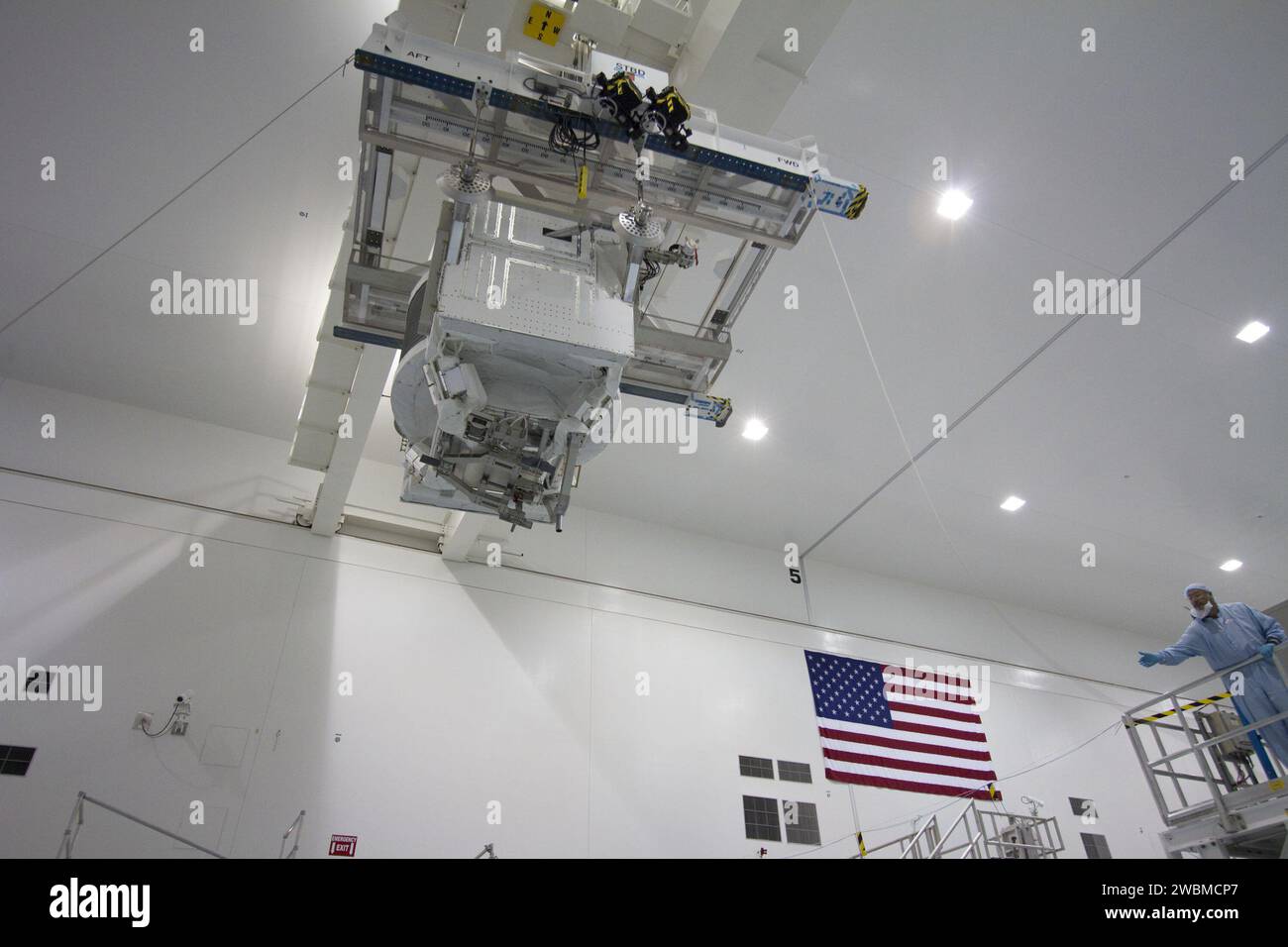 CAPE CANAVERAL, Ban. -- nel centro di elaborazione della stazione spaziale al Kennedy Space Center della NASA in Florida, l'Alpha Magnetic Spectrometer-2 (AMS) si sposta dal suo banco di lavoro principale al supporto per il peso e il centro di gravità dove verranno effettuate le misurazioni finali prima del lancio. Successivamente, l'AMS verrà spostato in un contenitore del carico utile. Il contenitore proteggerà il carico utile legato allo spazio durante il suo viaggio verso il Launch Pad 39A, dove sarà successivamente installato nella stiva di carico dello Space Shuttle Endeavour. AMS è un rivelatore di fisica delle particelle, progettato per funzionare come esperimento esterno sulla International Space St Foto Stock