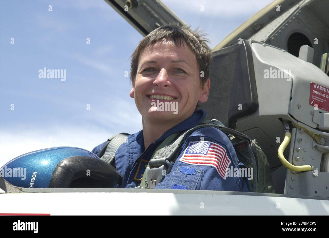 L'astronauta Peggy Whitson arriva al Kennedy Space Center su un jet T-38 per la STS-111. La missione fornisce rifornimenti alla ISS, tra cui MPLM Leonardo, Mobile base System e un giunto di ricambio per Canadarm 2. Expedition 5 sostituisce Expedition 4. Il lancio è previsto per il 30 maggio 2002. Foto Stock