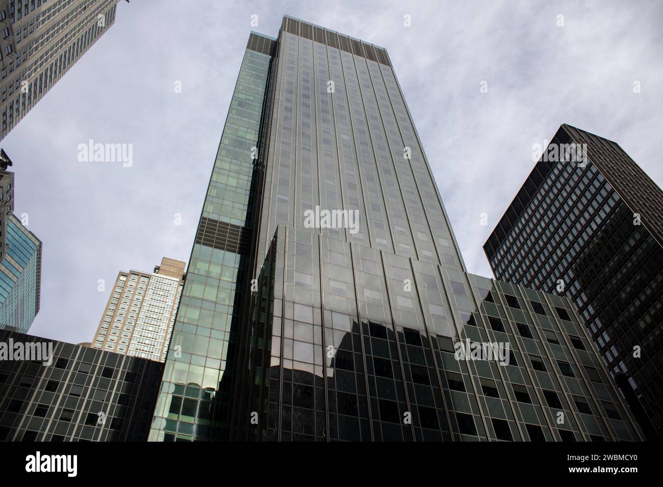 Una vista esterna di un alto edificio con facciata in vetro che guarda verso il cielo Foto Stock