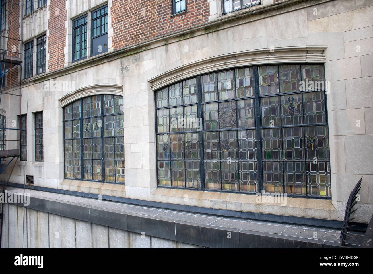 Un imponente e grande edificio con finestre multiple e senza porte esterne visibili Foto Stock