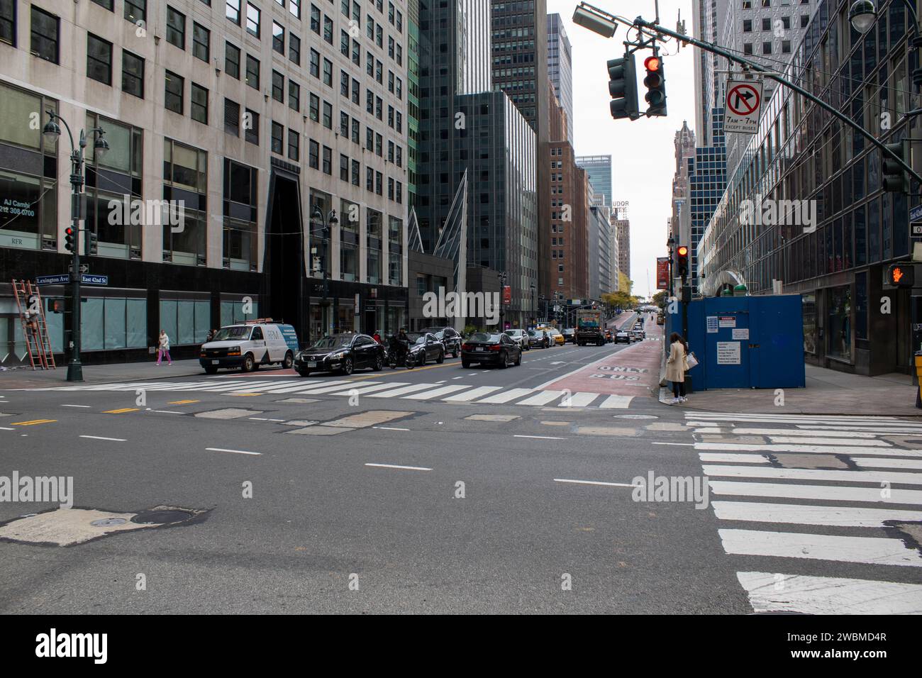 Una vista elevata di una trafficata strada cittadina, fiancheggiata da torreggianti edifici e veicoli Foto Stock