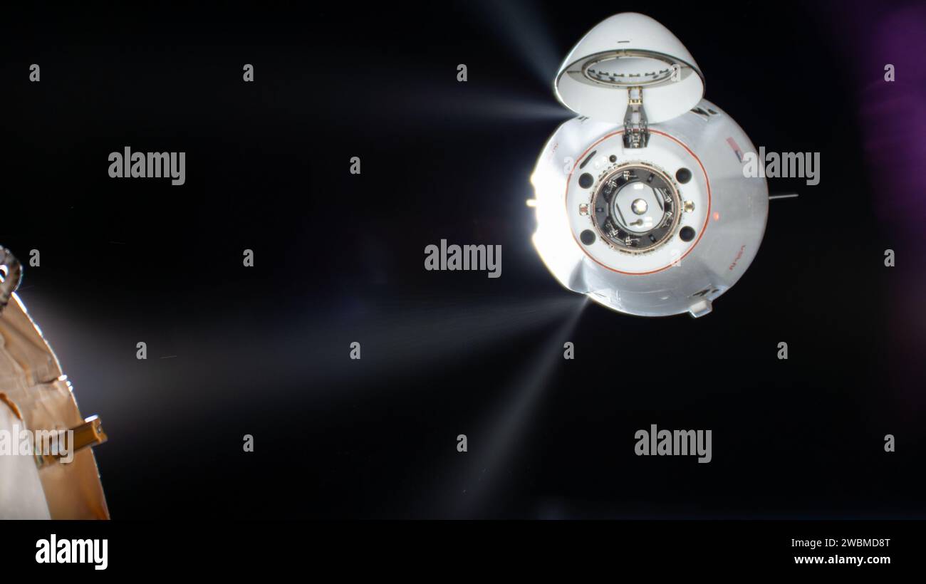 I propulsori della navicella cargo SpaceX Dragon spararono automaticamente l'11 novembre 2023, mentre il veicolo si avvicinò alla stazione spaziale Internazionale per attraccare al porto anteriore del modulo Harmony. La manovra controllava la velocità e l'allineamento del veicolo spaziale per un ancoraggio sicuro. Foto Stock