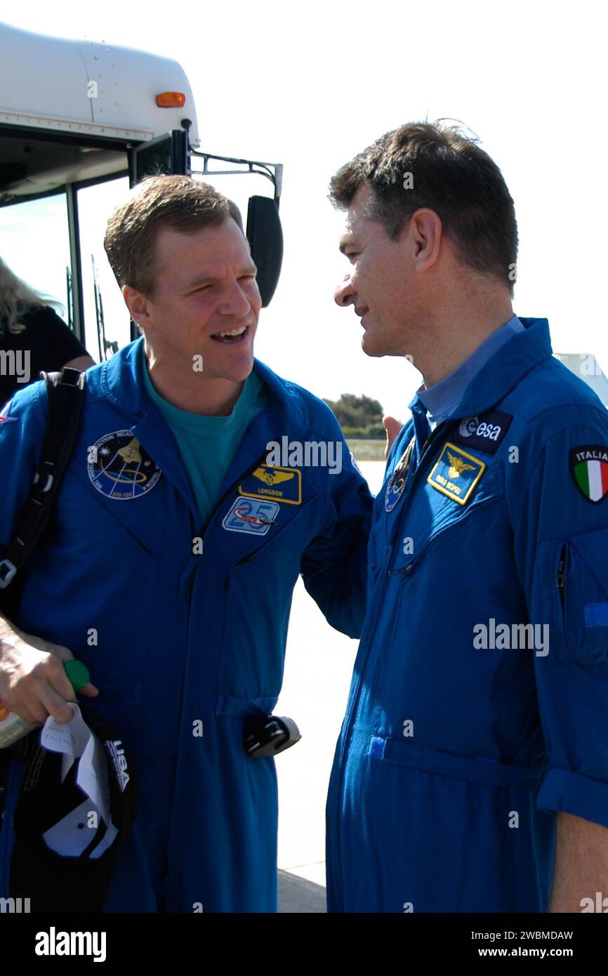 KENNEDY SPACE CENTER, FLA. Gli specialisti missione STS-120 Scott Parazynski (a sinistra) e Paolo Nespoli parlano prima del loro ritorno a Houston. Una cerimonia di benvenuto per l'equipaggio è prevista all'Hangar 276 della NASA, all'estremità sud di Ellington Field in Texas. Nella missione di 15 giorni, l'equipaggio STS-120 ha continuato la costruzione della stazione con l'installazione del modulo Harmony Node 2 e il trasferimento del capriato P6. Sono atterrati il 7 novembre al Kennedy Space Center della NASA. Foto Stock