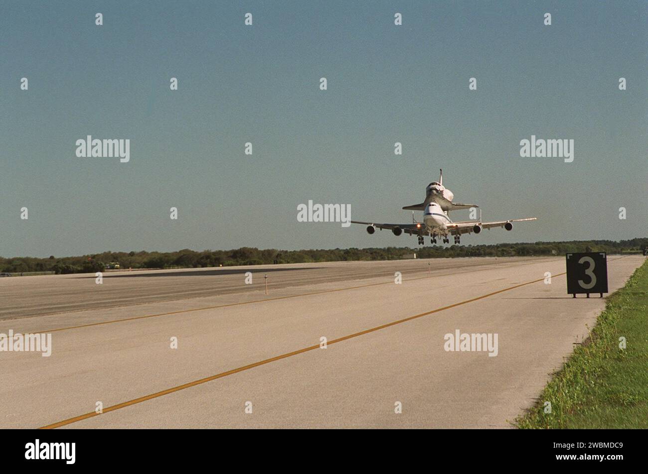 Lo Shuttle Carrier trasportò l'orbiter Columbia allo Shuttle Landing Facility del Kennedy Space Center da Cape Canaveral dopo le fermate in California e Dyess AFB, Texas. La Columbia è tornata da una modifica di 17 mesi e da un rinnovo ed è prevista per la STS-107 il 25 ottobre. Foto Stock