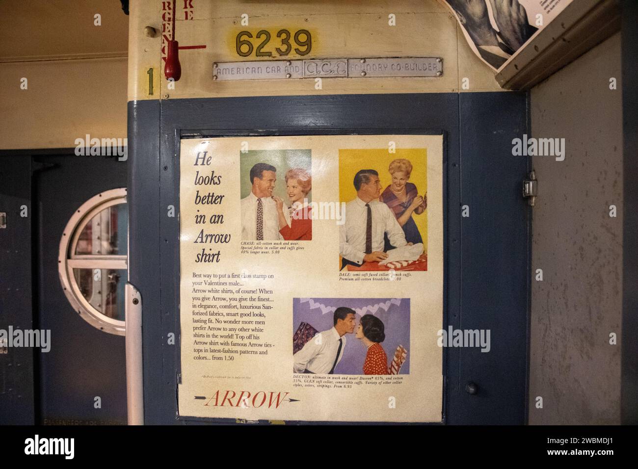 Immagine di una porta chiusa con un cartello metallico che mostra l'ora Foto Stock