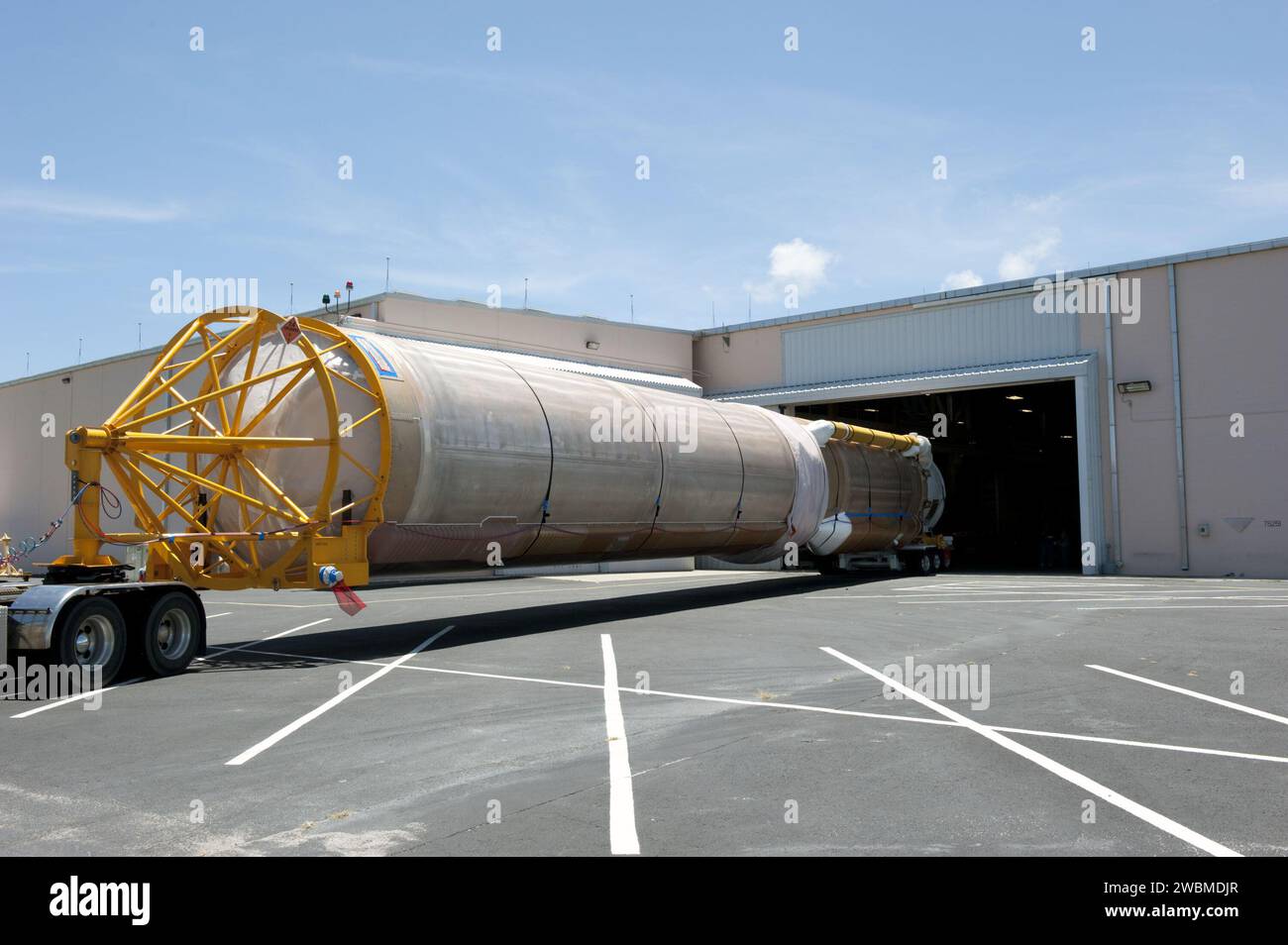 L'Atlas Spaceflight Operations Center apre le porte della sua struttura per ricevere il primo stadio Atlas V per la missione Mars Science Laboratory della NASA presso la Cape Canaveral Air Force Station per l'elaborazione del lancio. Foto Stock