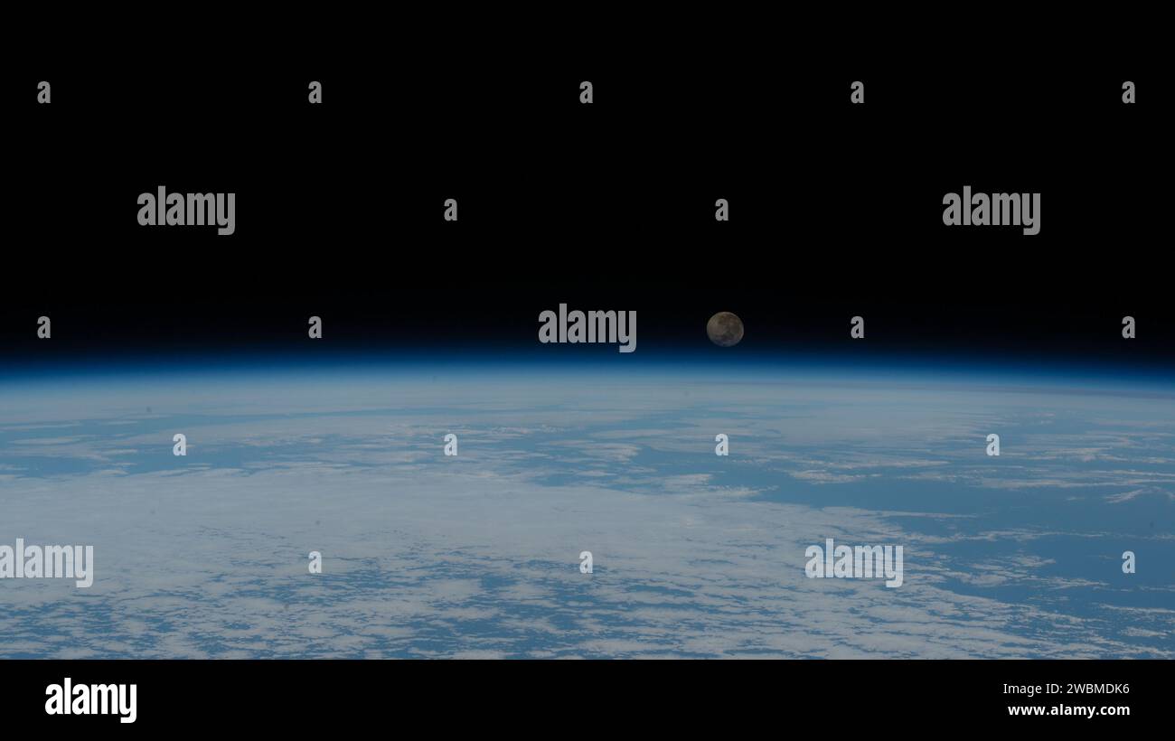 Il 7 giugno 2020, una luna gibbosa in declino è stata osservata sopra l'orizzonte della Terra mentre la ISS orbitava sull'Oceano Atlantico vicino all'Angola. Foto Stock