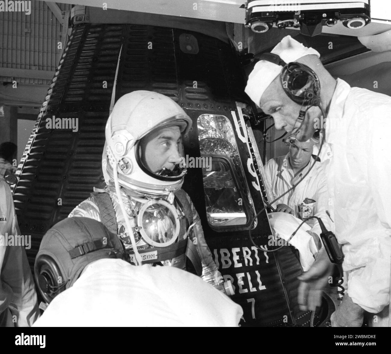 KENNEDY SPACE CENTER, FLA. - Astronaut Virgil I.. Grissom, pronto a salire sulla navicella Liberty Bell 7, parla con l'astronauta di riserva John Glenn prima dell'inserimento. La missione Mercury-Redstone 4 fu cancellata poche ore dopo a causa di condizioni meteorologiche sfavorevoli sull'area di lancio. (Foto NASA) Foto Stock