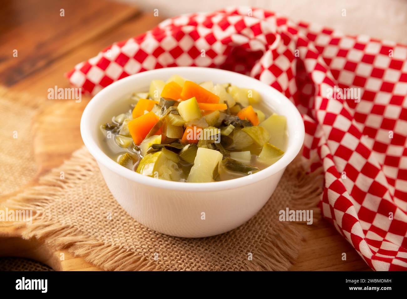 Zuppa di verdure fresca fatta in casa, ricetta semplice con verdure tritate, carota, sedano, zucca, spinaci, chayote e altri ingredienti, piatto sano Foto Stock