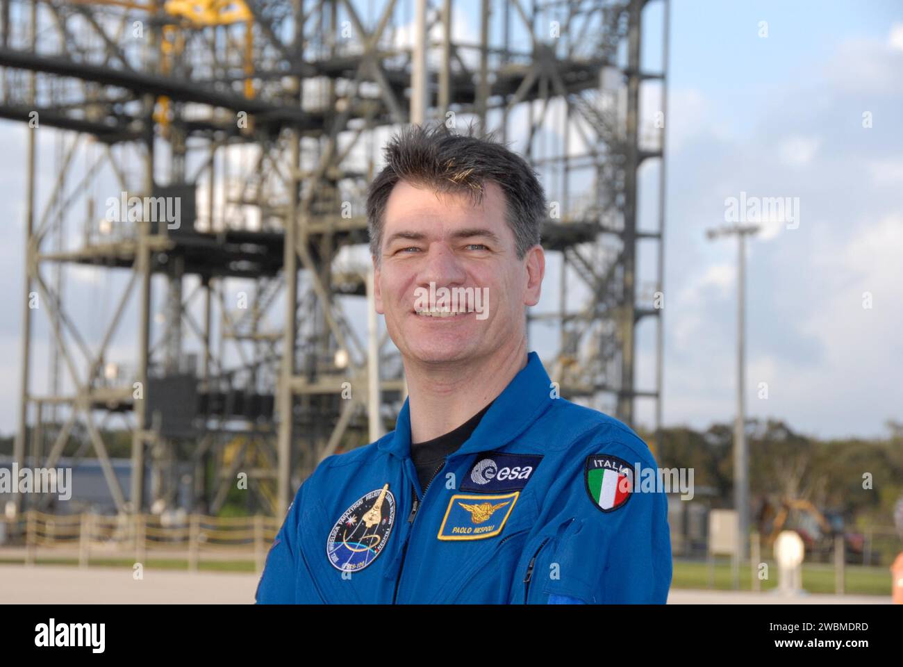 KENNEDY SPACE CENTER, FLA. -- i membri dell'equipaggio della missione STS-120 arrivano al Kennedy Space Center Shuttle Landing Facility della NASA a bordo di aerei a reazione T-38 per prendere parte alle attività di test dimostrativi del conto alla rovescia dei terminali. Lo Specialista di missione Paolo Nespoli, che rappresenta l'Agenzia spaziale europea nel suo primo volo in shuttle, è visto qui con il dispositivo di demate-mate dello shuttle in background. Il test dimostrativo del conto alla rovescia terminale offre agli astronauti e agli equipaggi di terra l'opportunità di partecipare a varie attività simulate di conto alla rovescia, tra cui familiarizzazione con le apparecchiature e tr di emergenza Foto Stock