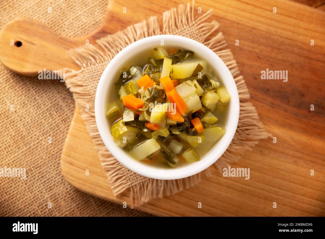 Zuppa di verdure fresca fatta in casa, ricetta semplice con verdure tritate, carota, sedano, zucca, spinaci, chayote e altri ingredienti, piatto sano Foto Stock