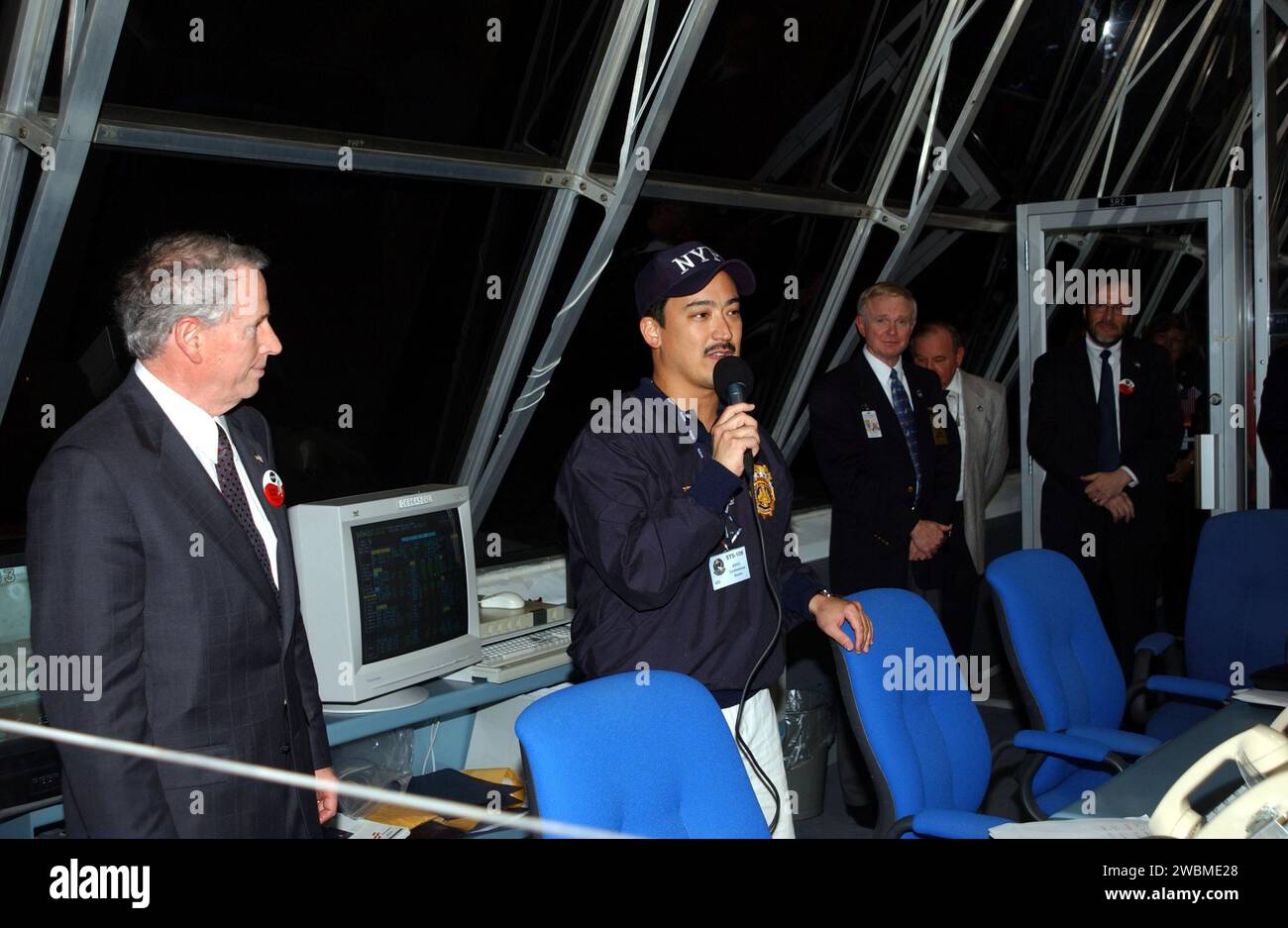 Lo Space Shuttle Endeavour è stato lanciato sulla missione STS-108 alle 17:19 EST, trasportando 6.000 bandiere per famiglie di 9/11 vittime. Il lancio è stato osservato dal detective della polizia di New York Michael Jermyn e dai funzionari della NASA. L'Endeavour dovrebbe attraccare con la stazione spaziale Internazionale il 7 dicembre. STS-108 è il 107° volo dello Shuttle e il 12° alla stazione spaziale, concludendo le missioni dello Shuttle nel 2001. Foto Stock