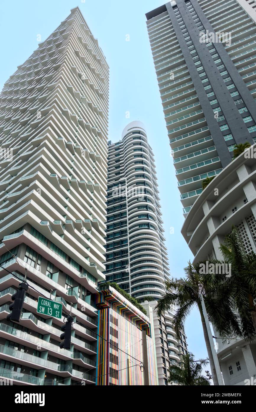 Grattacieli moderni a Miami, Florida, Stati Uniti, guardando verso l'alto Foto Stock