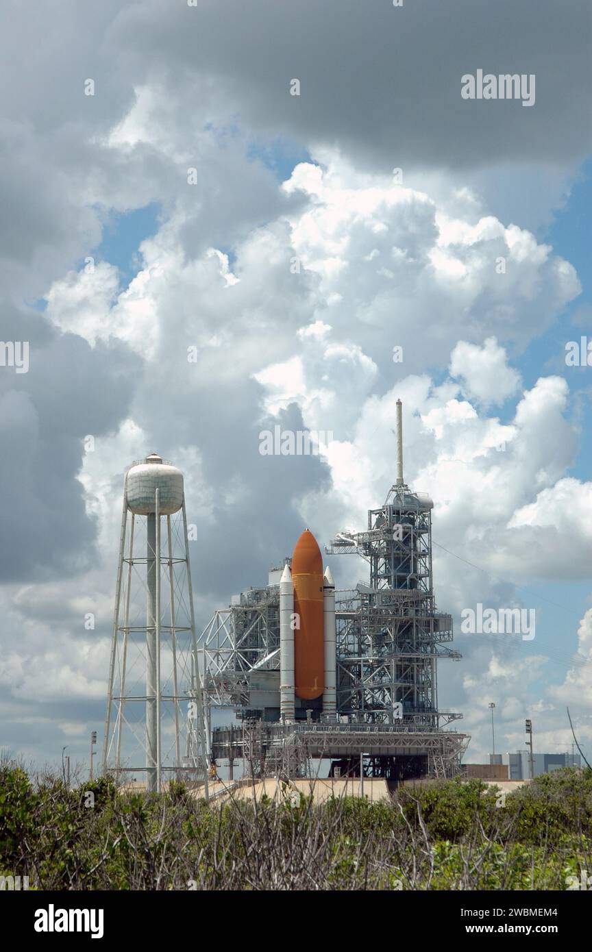 KENNEDY SPACE CENTER, FLA. - Lo Space Shuttle Discovery rimane sul pad il giorno dopo il lancio dello Shuttle durante la missione di ritorno al volo STS-114 è stato spazzato via. La struttura di servizio rotante è stata chiusa. A sinistra si trova la torre dell'acqua alta 290 metri che contiene 300.000 galloni d'acqua, parte del sistema di insonorizzazione durante un lancio. Sopra l'inversore a destra si trova il montante di illuminazione da 80 piedi. La missione del 13 luglio è stata cancellata quando un sensore di intercettazione del combustibile a basso livello per il serbatoio di idrogeno liquido all'interno del serbatoio esterno ha fallito un controllo di routine prima del lancio durante il conto alla rovescia del 13 luglio, causando ma della missione Foto Stock