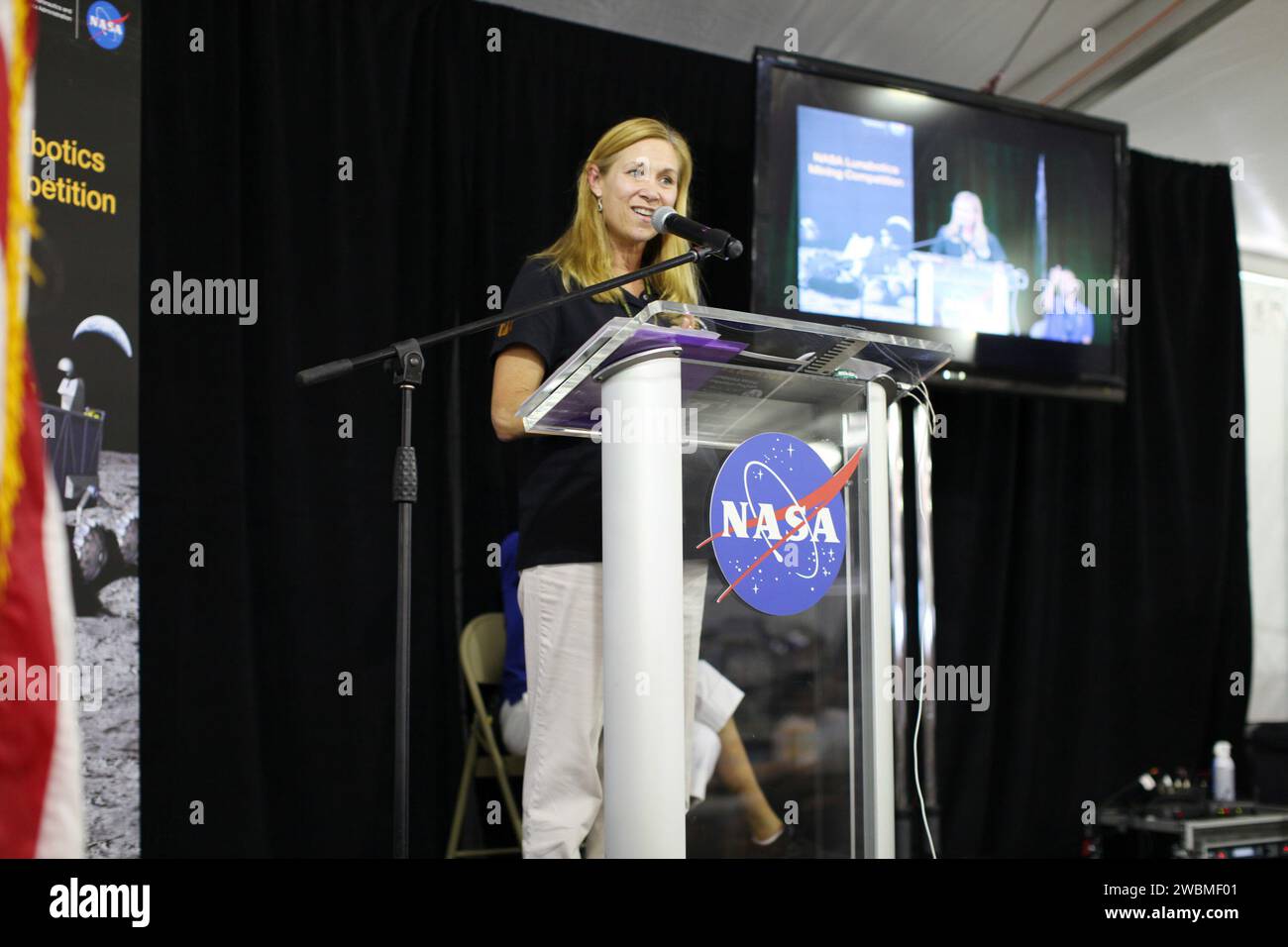 Al Kennedy Space Center Visitor Complex della NASA, il vicedirettore Janet Petro parla alla cerimonia di apertura del Lunabotics Mining Competition della NASA. Gli studenti di oltre 50 università gestiscono Lunabot telecomandati per scavare in una scatola di sabbia con materiale che simula il suolo lunare. Foto Stock