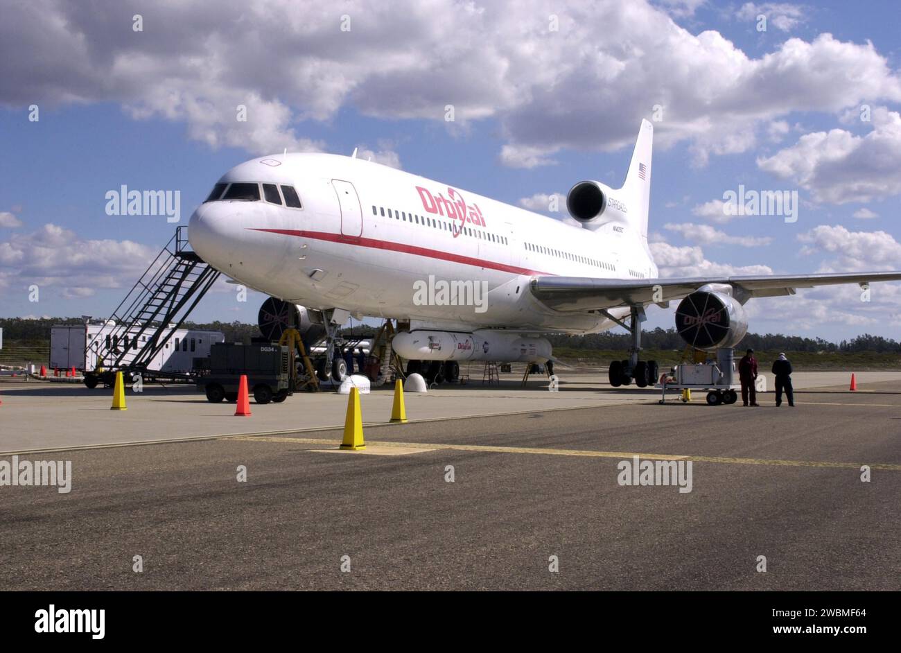 Lo Stargazer L-1011 della Vandenberg Air Force base trasporta la navicella spaziale DART e il razzo Pegasus XL. DART, costruito dalla Orbital Sciences per la NASA, è un dimostratore di volo senza equipaggio per manovrare vicino a un satellite orbitante. Il Pegasus XL lancerà DART in un'orbita polare circolare di 475 km. DART pesa 800 kg, è lunga 6 piedi, ha un diametro di 3 piedi e offre capacità di rendez-vous autonome per il programma spaziale degli Stati Uniti. Foto Stock
