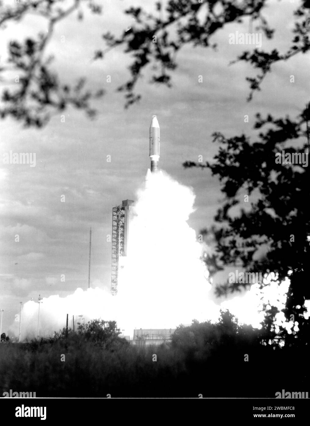 Titan Centaur-7 lanciato dal complesso 41, Cape Canaveral, alle 10:29 del mattino EDT per inviare la navicella spaziale Voyager da 1.800 libbre in una missione attraverso i pianeti esterni. Un secondo veicolo spaziale Voyager è previsto per una partenza solare simile non prima del 1° settembre. Foto Stock