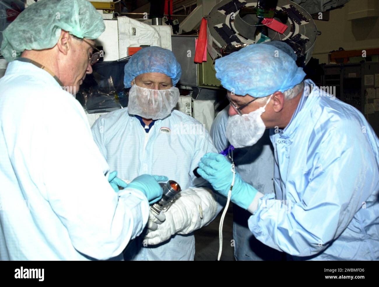 KENNEDY SPACE CENTER, FLA. -- i membri dell'equipaggio della Expedition 6 guardano l'equipaggiamento che manderanno durante la loro residenza sulla stazione spaziale Internazionale. L'attrezzatura di supporto (centrale) è il comandante Ken Bowersox. Altri membri dell'equipaggio sono Nikolai Budarin e Donald Thomas. L'equipaggio della Expedition 6 è assegnato alla missione STS-113, il cui lancio è previsto nel settembre 2002 Foto Stock