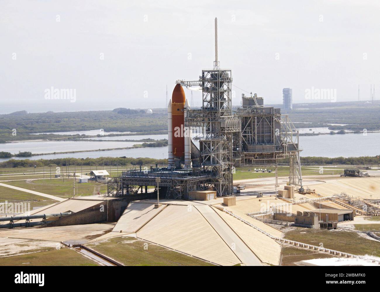 CAPE CANAVERAL, Ban. -- sul Launch Pad 39A al Kennedy Space Center della NASA in Florida, lo Space Shuttle Discovery attende il decollo della sua ultima missione in programma in quella che si prospetta essere una giornata pittoresca. Il decollo è impostato per le 16:50 EST del 24 febbraio. Discovery e i suoi sei membri dell'equipaggio STS-133 consegneranno il modulo multiuso permanente, ricco di forniture e pezzi di ricambio critici, così come Robonaut 2, l'astronauta umanoide abile, alla stazione spaziale Internazionale. La Discovery, che volerà la sua 39a missione, è programmata per essere ritirata dopo la STS-133. Questo sarà il 133° Foto Stock