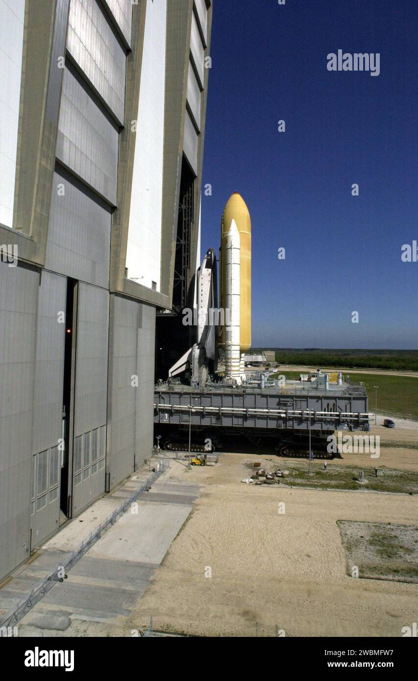 Lo Space Shuttle Endeavour lascia il Vehicle Assembly Building High Bay 3 (porta aperta) in cima a una piattaforma di lancio mobile e inizia a rotolare verso la piattaforma di lancio 39A tramite un trasportatore cingolato. L'altezza combinata di Shuttle, MLP e transporter è di 235,2 piedi. (71,6 m). Una volta raggiunto il pad, inizieranno le convalide di routine del pad di lancio, verificando tutte le interfacce del veicolo e della struttura. L'Endeavour dovrebbe decollare nella missione STS-100 il 19 aprile, portando il modulo di logistica multiuso Raffaello e il braccio robotico canadese, SSRMS, alla stazione spaziale Internazionale Foto Stock