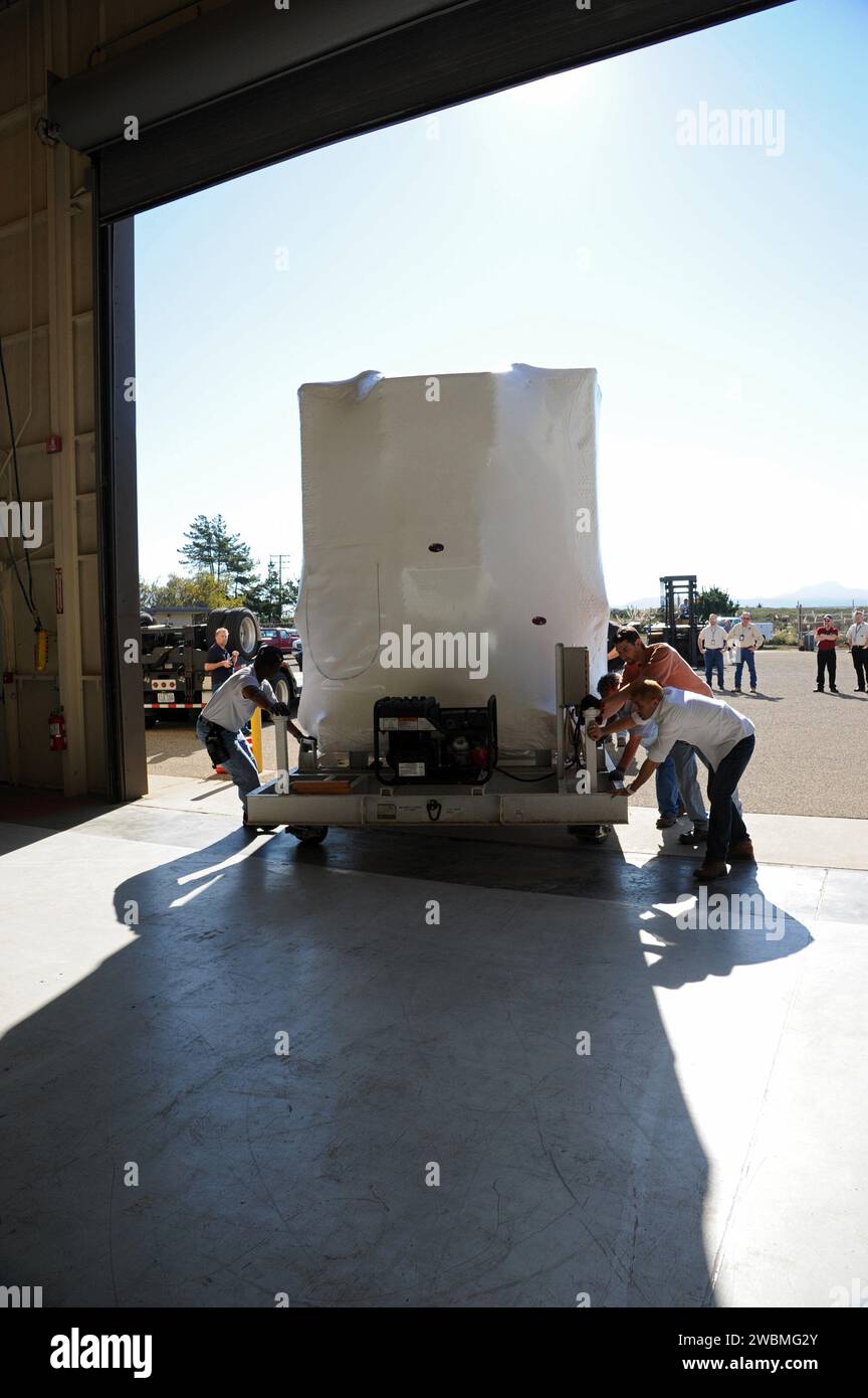 La navicella NuStar della Vandenberg Air Force base viene spostata dal suo container attraverso l'airlock all'hangar di elaborazione per l'integrazione con il razzo Pegasus XL prima del lancio in marzo. Foto Stock