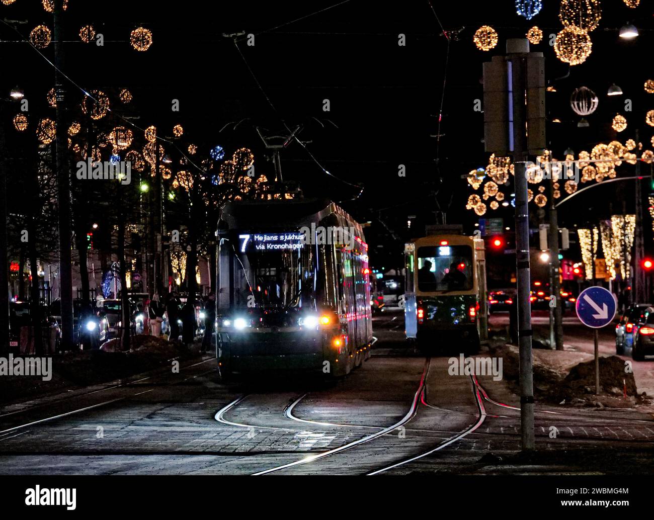 Tram di notte a Helsinki. Luci di Natale. Foto Stock