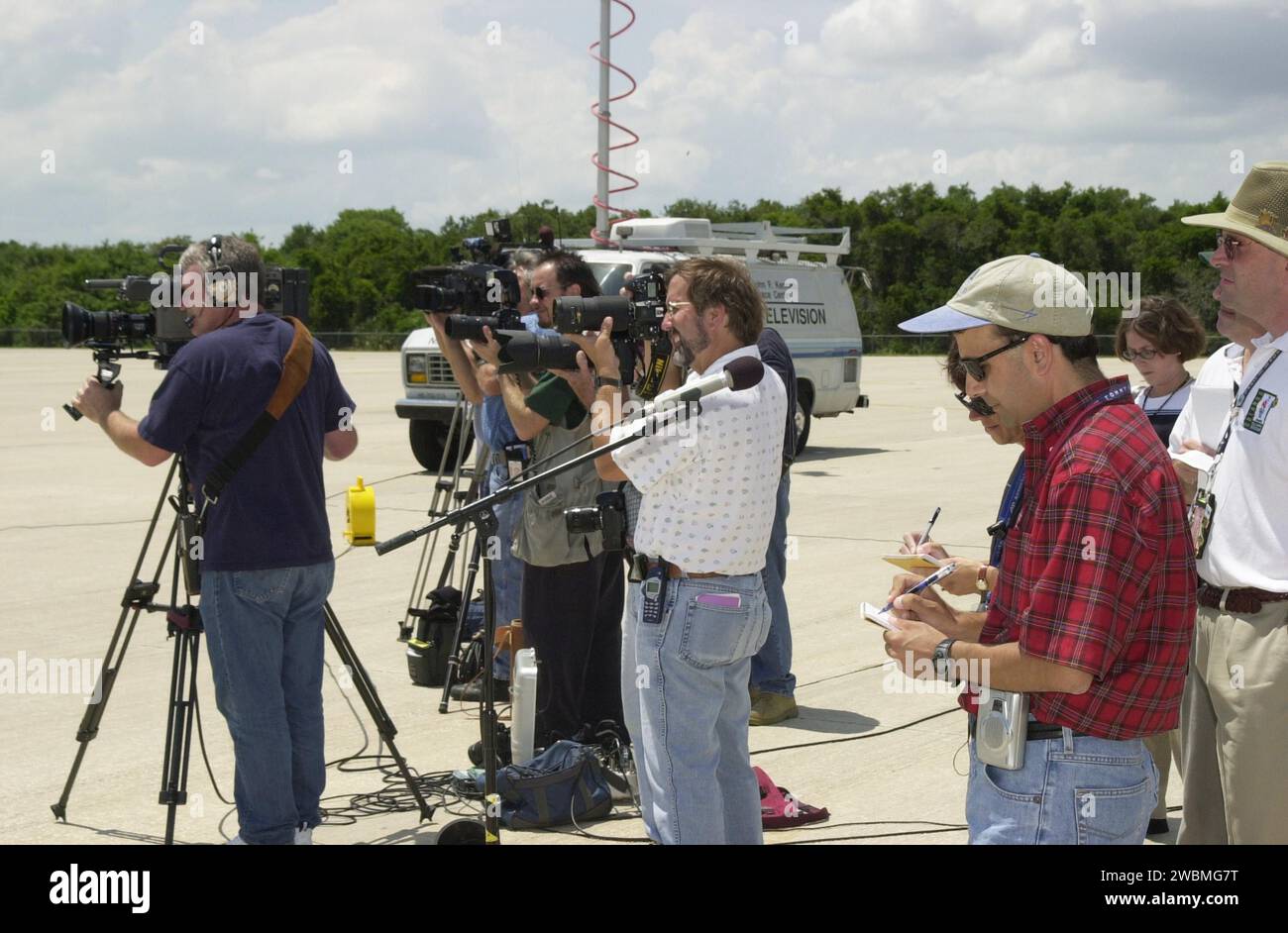Gli equipaggi STS-111 e Expedition 5 completano le attività di test dimostrativi di conto alla rovescia del terminale, tra cui uscita di emergenza e lancio simulato. La missione consegnerà all'ISS equipaggio, rifornimenti, il modulo logistico multiuso Leonardo, il sistema di base mobile e un giunto da polso Canadarm 2. Il lancio è previsto per il 30 maggio 2002. Foto Stock