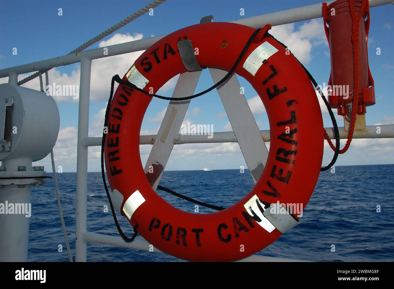 La nave di recupero della NASA Freedom Star è mostrata con un dispositivo di galleggiamento fissato alla sua ringhiera mentre naviga verso l'Oceano Atlantico per recuperare i booster a razzo solido spesi dal lancio STS-133 dello Space Shuttle Discovery. I booster colpiscono l'oceano circa sette minuti dopo il decollo e vengono successivamente recuperati, trattati e trasportati nello Utah per essere rimessi a nuovo e immagazzinati. Foto Stock