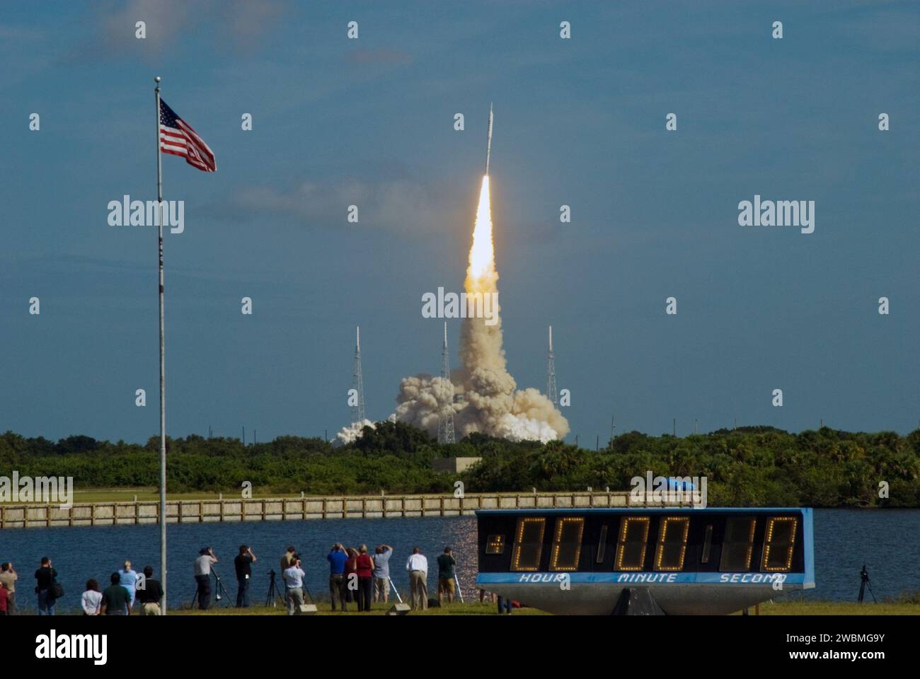 CAPE CANAVERAL, Ban. - Le stelle e le strisce della bandiera americana riflettono l'impegno della NASA nel lavoro di squadra mentre il razzo di prova Ares i-X del Constellation Program lancia il Launch Complex 39B al Kennedy Space Center della NASA in Florida. Il razzo produce 2,96 milioni di libbre di spinta al decollo e raggiunge una velocità di 100 mph in otto secondi. Il decollo del test di volo di 6 minuti è stato alle 11:30 EDT ottobre 28. Questo fu il primo lancio dalle piazzole di Kennedy di un veicolo diverso dallo Space Shuttle da quando i razzi Saturn del programma Apollo furono ritirati. Le parti utilizzate per far volare il booster Ares i-X Foto Stock