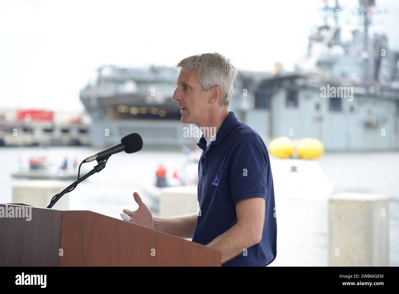 I media e i partecipanti sociali della NASA vedono le operazioni di recupero della Orion e visitano la USS Arlington alla base navale di Norfolk in Virginia il 15 agosto 2013. Parte del trasferimento batch dell'immagine da Flickr. Foto Stock