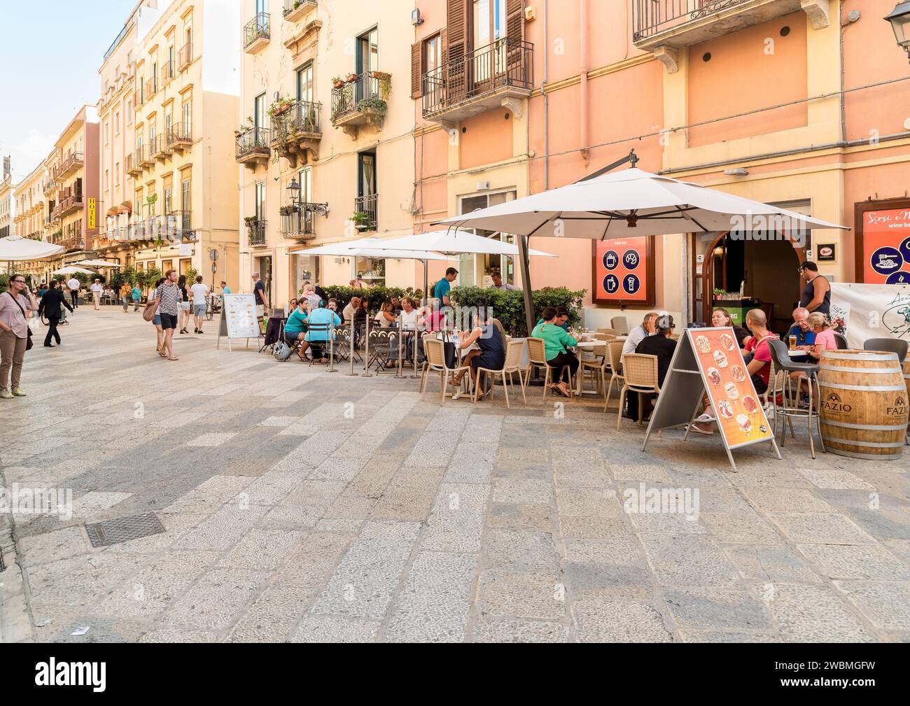 Trapani, Sicilia, Italia - 20 settembre 2016: Strada con bar all'aperto nel centro storico di Trapani. Foto Stock